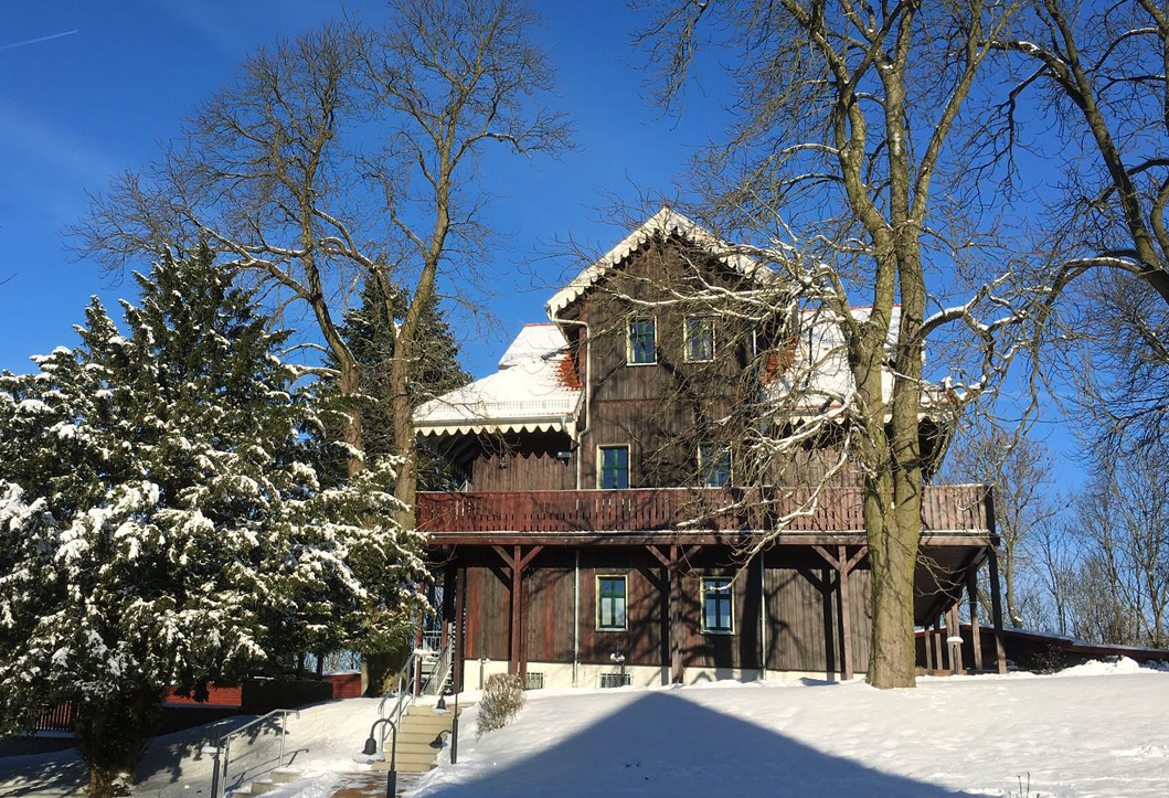 Dambachhaus Thale – Seitenansicht im Winter